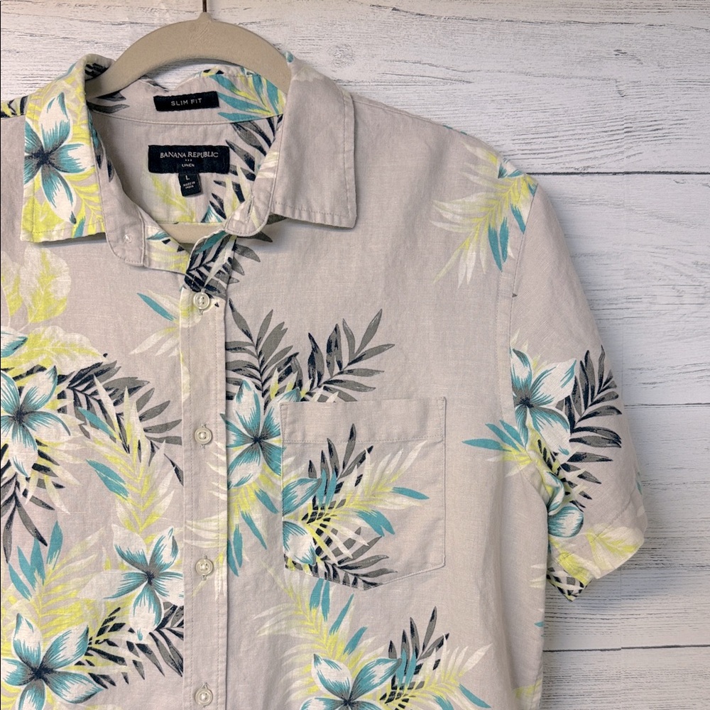 Banana Republic Men's Vintage Floral Short Sleeve Shirt